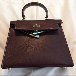 STUNNING P/U leather Handbag with free twilly.